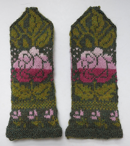 Rosa Ros. Pattern: Solveig Svensson. Knitted by Anne Grove.
